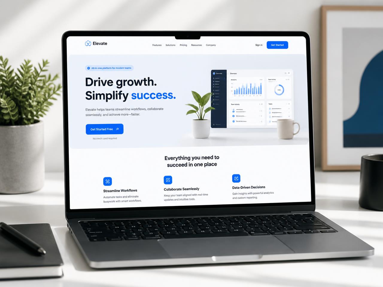 Laptop z nowoczesnym landing page — jasne studio, niebieski akcent